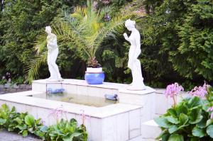 图尔库图尔库公园酒店的花园喷泉上的两座女雕像