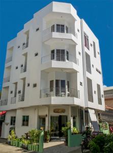 长滩岛Cool Stay Inn的白色的建筑,在街上设有阳台
