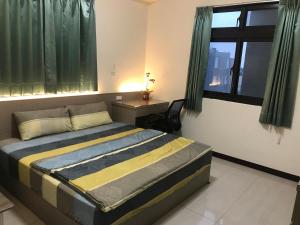 竹南翡翠金钻 2馆的一间卧室配有一张床、一张书桌和一个窗户。