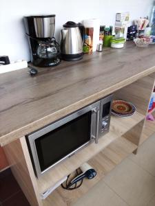 巴奇科伏Vila Bachkovo的一个带木台面的厨房台,配有电视