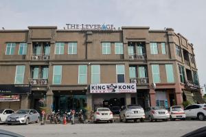 阿罗士打The Leverage Lite Hotel - Kuala Kedah的一座大型建筑,前面有汽车停放