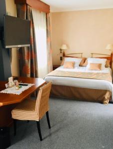 阿雷瑞斯上阿里尔酒店的酒店客房配有一张床、一张书桌
