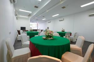 阿罗士打莱维拉治商务酒店（班达尔巴鲁美贡） 的会议室设有绿色桌子和白色椅子