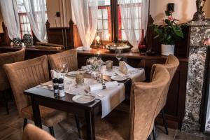 托尔恩Hotel Crasborn Thorn的用餐室配有桌椅、盘子和酒杯