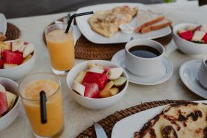 乌鲁瓦图岩礁旅馆的餐桌上摆放着早餐食品和饮料