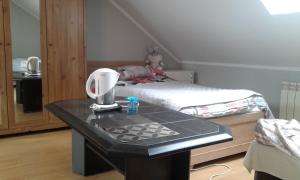 谢德尔采Motelik Julia的客房设有一张床和一张带镜子的桌子