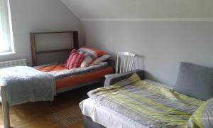 谢德尔采Motelik Julia的一间设有两张床的客房,位于一间设有床铺的房间