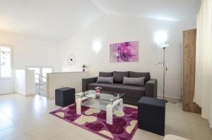扎瓦拉提卡House Riva的客厅配有沙发和桌子