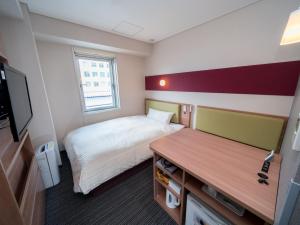 青森Super Hotel Aomori的小房间设有一张床和一张书桌