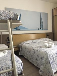 代森扎诺-德尔加达广场酒店的一间卧室设有两张双层床和一扇窗户。