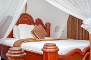 桑给巴尔桑给巴尔海景酒店 的一间卧室配有一张木床和天篷