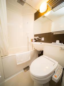 青森Super Hotel Aomori的浴室配有白色卫生间和浴缸。