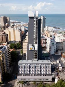 马德普拉塔Hotel 13 de Julio的城市空中景观,高楼