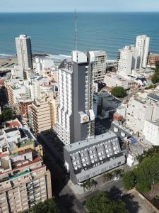 马德普拉塔Hotel 13 de Julio的城市的空中海景