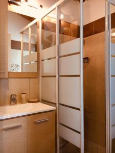 Tóriza伊拉艾拉避暑山庄酒店的一间带水槽和淋浴的浴室