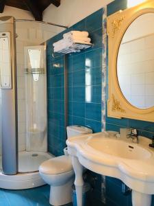 Tóriza伊拉艾拉避暑山庄酒店的一间带水槽、卫生间和镜子的浴室