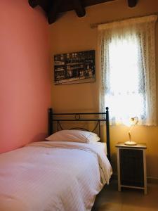 Tóriza伊拉艾拉避暑山庄酒店的一间卧室设有一张床和一个窗口