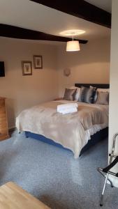 WorminghallThe Clifden Arms B&B的一间卧室,卧室内配有一张大床