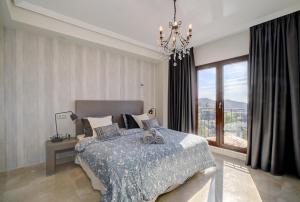 Benahavis Hills Country Club Two Bedroom Villa客房内的一张或多张床位