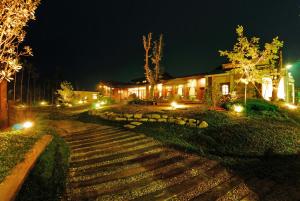 鹿谷乡腾芳居禅之民宿的夜晚的房子,前面有灯