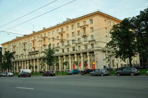 圣彼得堡地铁之旅旅馆的一座大型建筑,前面有汽车停放