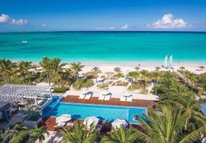 普罗维登西亚莱斯岛Beaches Turks and Caicos Resort Villages and Spa All Inclusive的享有度假胜地的空中景致,设有游泳池和海滩