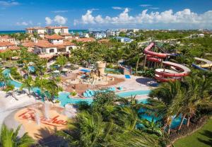 普罗维登西亚莱斯岛Beaches Turks and Caicos Resort Villages and Spa All Inclusive的水上公园空中景观及水滑梯