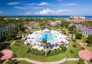 普罗维登西亚莱斯岛Beaches Turks and Caicos Resort Villages and Spa All Inclusive的享有带游泳池的度假村的空中景致