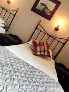 柯克沃尔West End Guest House的一间卧室配有一张红色枕头的床