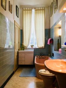FumayAU TEMPS JADIS的带浴缸、卫生间和窗户的浴室