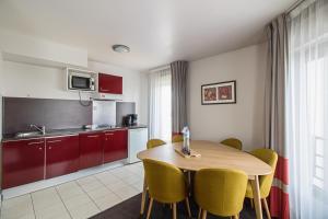 维勒瑞夫巴黎维勒瑞夫舒适城市公寓酒店的厨房以及带桌椅的用餐室。