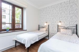 Villa Allegra Apartamenty z ogrodem i salą zabaw ,darmowy parking i leżaki, 5minut do morza客房内的一张或多张床位