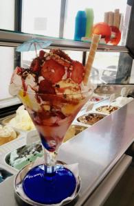 巴勒尔Gabana Baleal Beach的柜台上一杯饮料,配上冰淇淋和水果