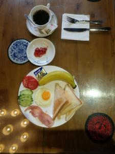 龙胜龙脊平安假日酒店的鸡蛋和香蕉等早餐食品