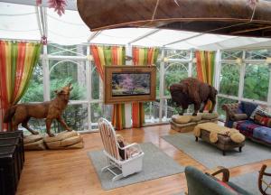 坎波斯杜若尔当坎波斯杜若尔当加拿大旅舍的客厅配有家具和动物雕像