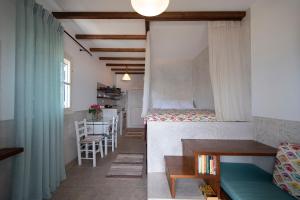 米尔泰Studios Aeolos Kalymnos的小房间设有双层床和桌子