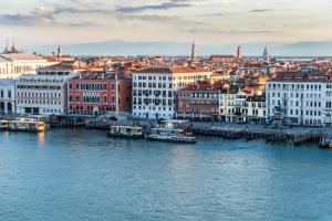 威尼斯帕加内利酒店的享有河流和建筑的城市美景