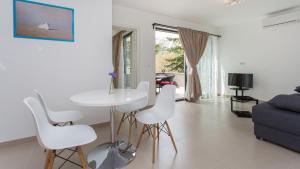 巴斯卡Apartmani Memories I的客厅配有白色的桌子和白色的椅子