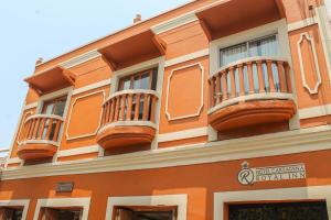卡塔赫纳卡塔赫纳皇家酒店 的一座橙色的建筑,旁边设有阳台