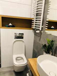 凯尔采Modern Flats的浴室配有白色卫生间和盥洗盆。