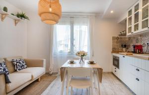 卡达克斯Beautiful apartment stylish village house @ Center Cadaqués的客厅配有沙发和桌子