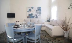 纳乌萨Dafni's Philoxenia的一间带桌子和沙发的用餐室