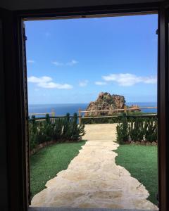 内比达Il Tramonto Tanca Piras的从一扇门欣赏海景