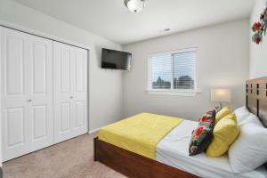 塔科马Terra House Tacoma的一间卧室配有一张床和一台平面电视