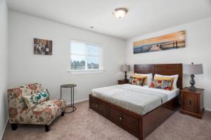 塔科马Terra House Tacoma的一间卧室配有一张床和一把椅子