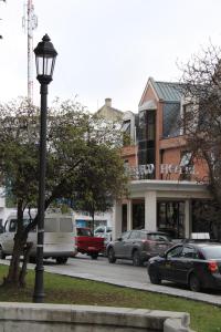 蓬塔阿雷纳斯迪拉德尔菲格酒店的停在大楼前的街道灯