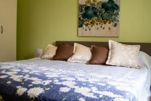 莫鲁纳特Apartment Jelena的一间卧室配有一张带蓝色和白色棉被的床