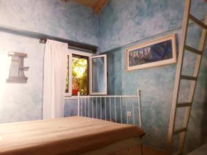 科孚镇Corfu Town Garden Cottage的一间卧室设有一张床和一个窗口