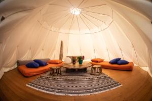 米瑞德Ca Stella Camping del Monte San Giorgio的一间设有两张沙发和一张桌子的帐篷间