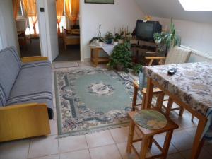 BalatonszentgyörgyApartment Balatonszentgyorgy 3的客厅配有沙发和桌子